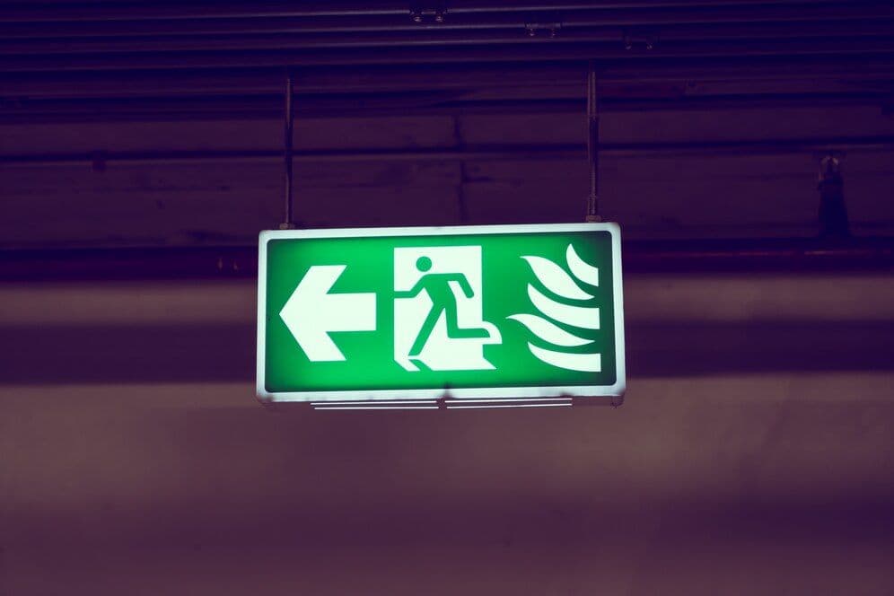 Imagem de uma placa de saída de emergência